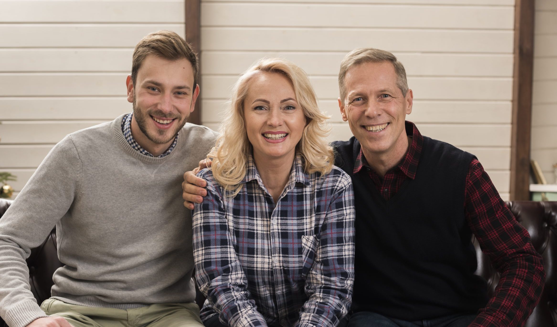 Die Familie hinter dem Unternehmen: eine doppelte Rolle happy-smiley-family-posing-sofa (1)